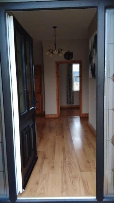 Cheerful Three Bedroom Country Cottage Баллина Экстерьер фото