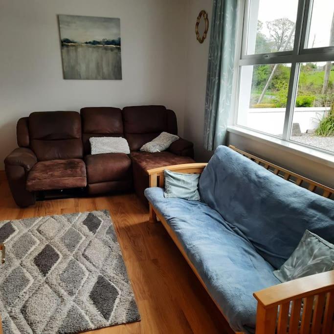 Cheerful Three Bedroom Country Cottage Баллина Экстерьер фото