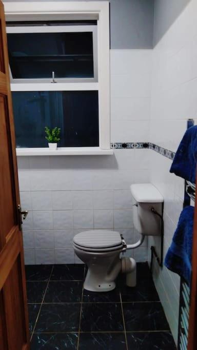 Cheerful Three Bedroom Country Cottage Баллина Экстерьер фото